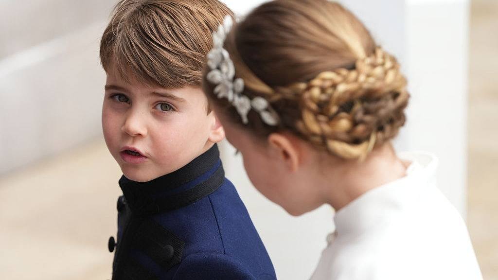 查理斯加冕礼，五岁路易小王子又抢镜，姐姐牵手入场超窝心（组图） - 1