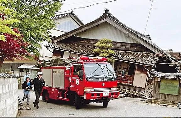 日本突发6.5级强震，已23死伤！ 11分钟狂震4次 ，路裂屋倒土石崩落！（组图） - 24