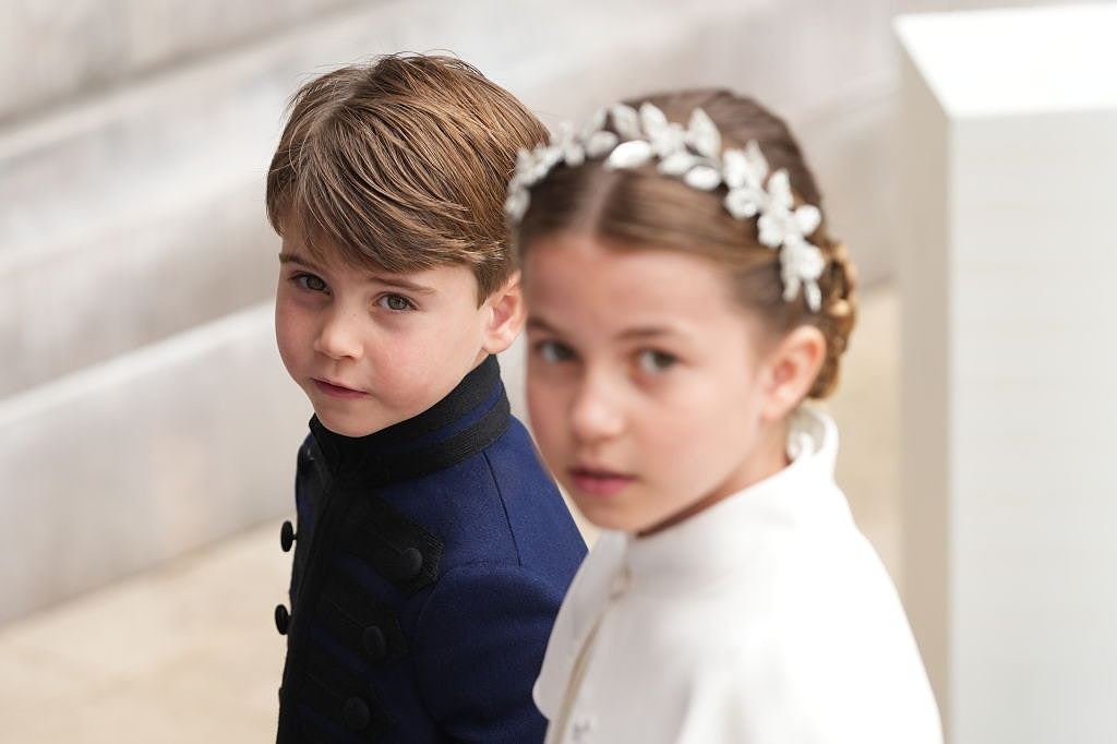 查理斯加冕礼，五岁路易小王子又抢镜，姐姐牵手入场超窝心（组图） - 3