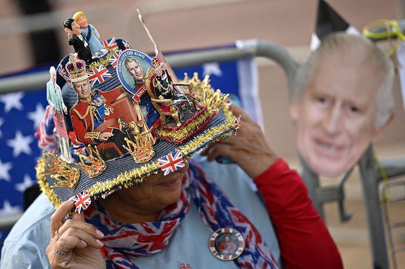 英国皇室粉丝守候加冕不忘拼创意，造型超吸睛（组图） - 8