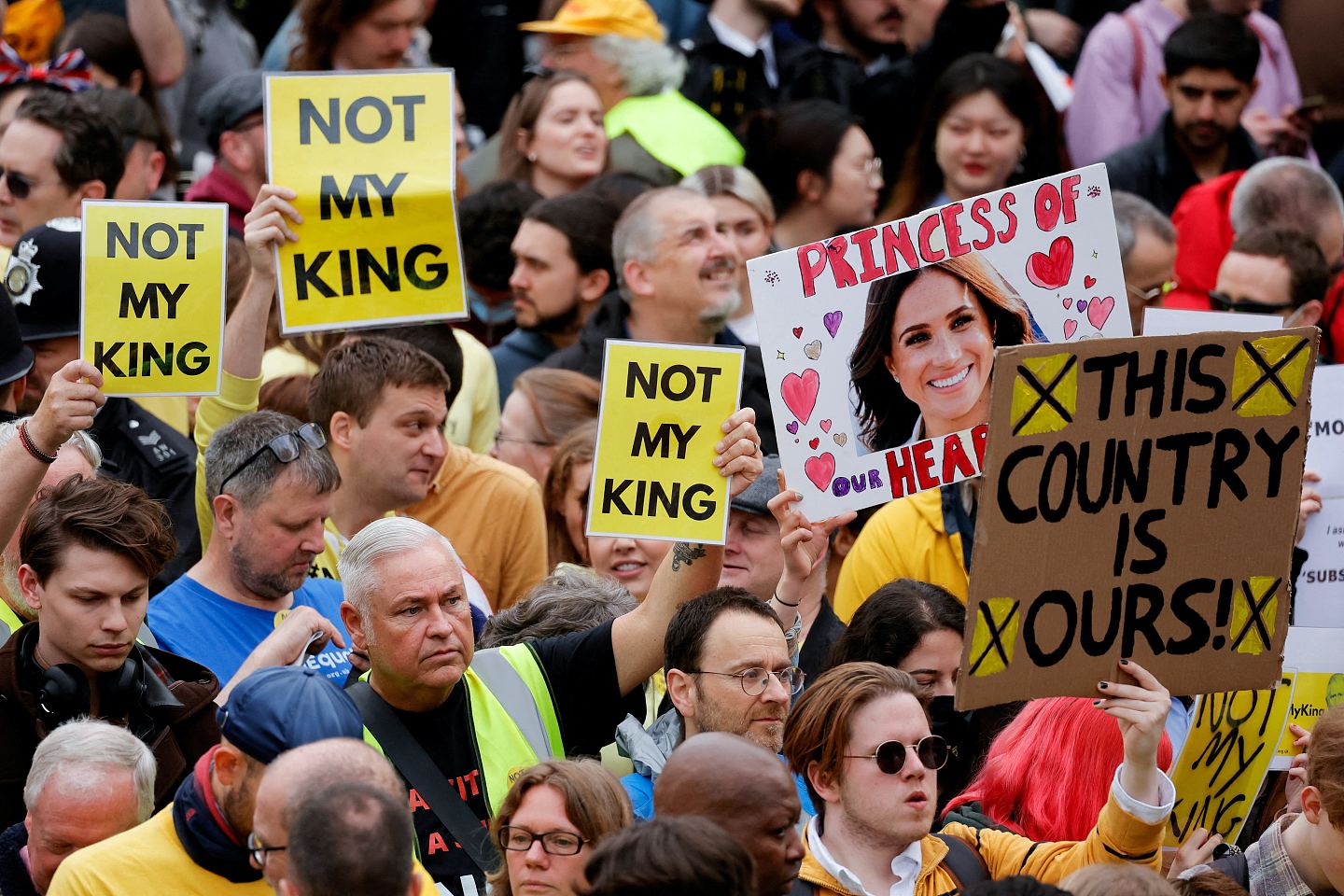查尔斯加冕，“不是我的国王”示威，展示戴安娜旗，攞景定赠庆？（组图） - 4