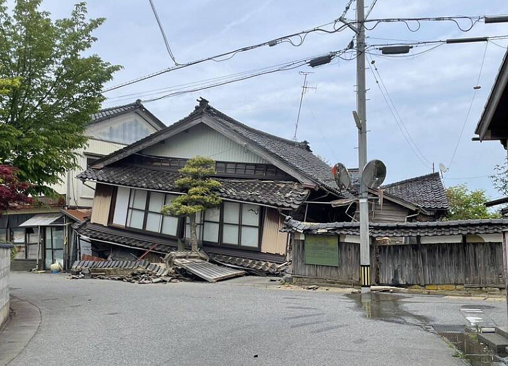 日本突发6.5级强震，已23死伤！ 11分钟狂震4次 ，路裂屋倒土石崩落！（组图） - 11