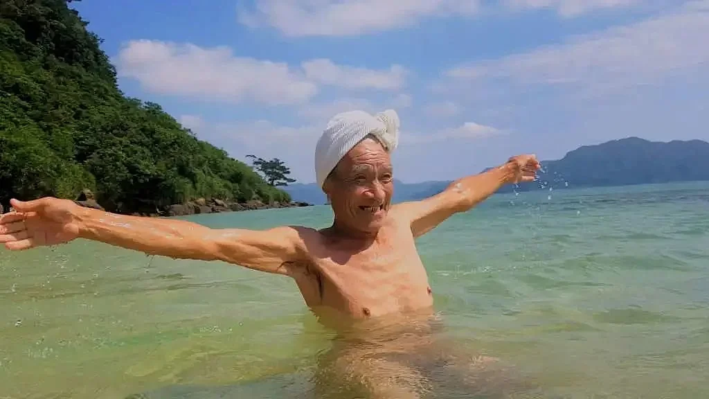 日本老爷爷荒岛裸体独居29年，被强行带回都市生活（组图） - 26