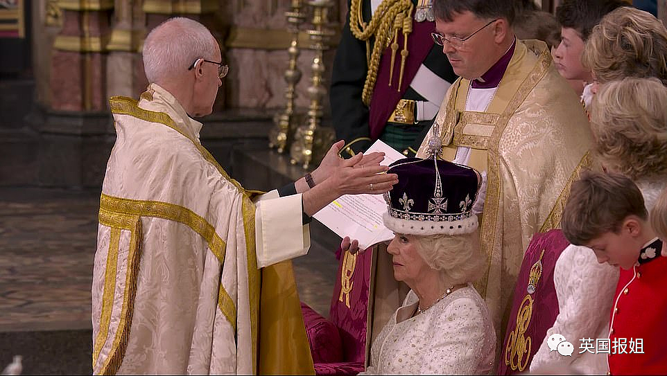 “70年太子”查尔斯终于加冕为王！卡米拉封后笑开花，夏洛特公主被评“女王转世”（组图） - 93