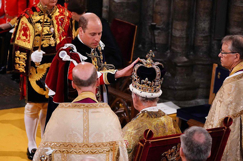 帝王家的感性时刻！查理三世加冕仪式，向儿子轻声说了这三字（组图） - 1