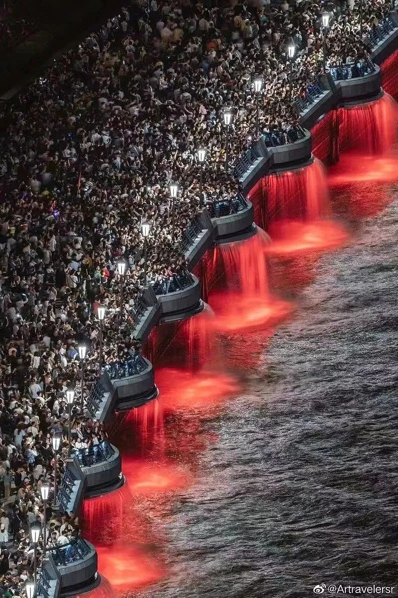 上海外滩这一幕火遍全网！照片太震撼，获4000多万浏览，却被质疑不像真的？摄影师回应（组图） - 1