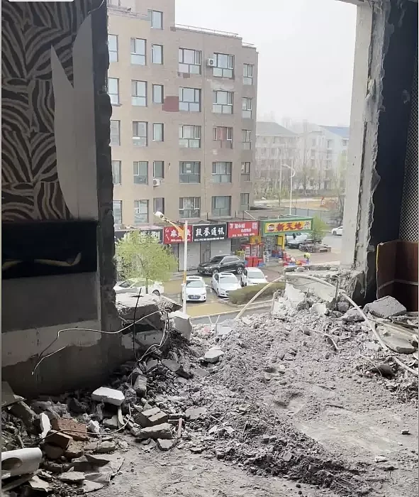 哈尔滨居民楼承重墙被拆后，居民称有新裂痕出现，检测机构最新回应来了（组图） - 5