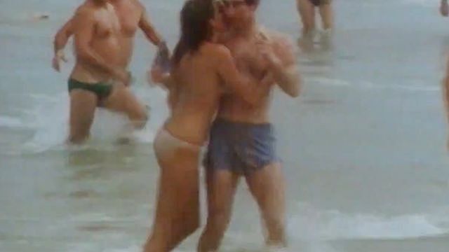 英王查尔斯访澳，遭辣模献吻，“竟是圈套”！44年前海滩香艳一幕让她红了（组图） - 1