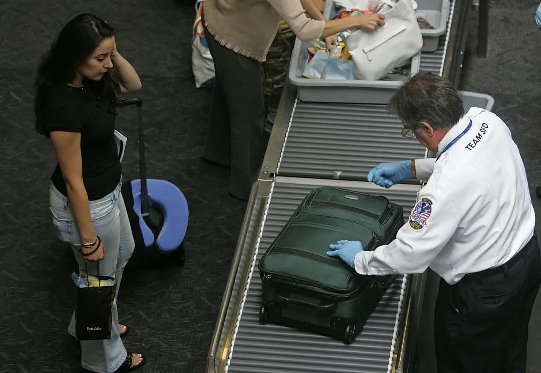 领馆警告留学生勿帮人带行李，华人机场遭盘问（组图） - 3