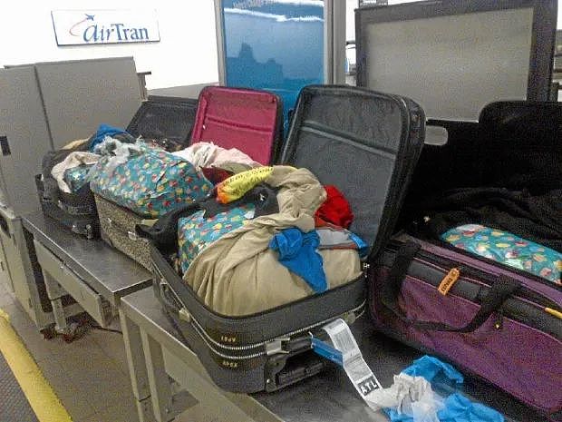 领馆警告留学生勿帮人带行李，华人机场遭盘问（组图） - 5