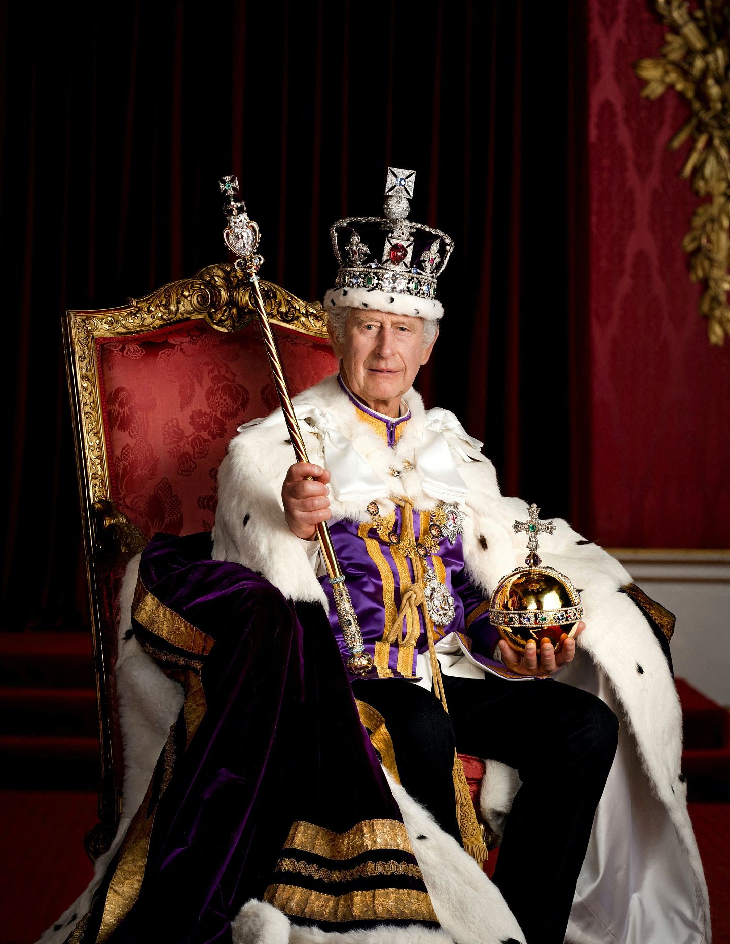 英王查理斯加冕后发布肖像，王室大合照无哈里和安德鲁王子（组图） - 2