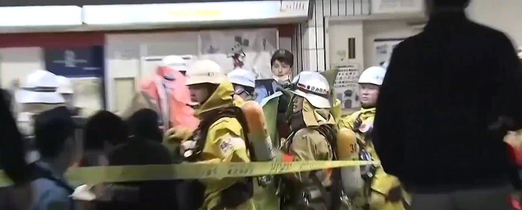 地铁站爆炸，多人受伤，华人被捕 ！滚烫液体溅射，监控下丢弃“可燃物“（组图） - 7