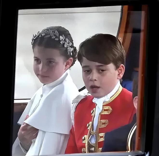 卫冕仪式威廉的三个孩子画风：乔治成熟、夏洛特气场强、路易调皮（组图） - 4