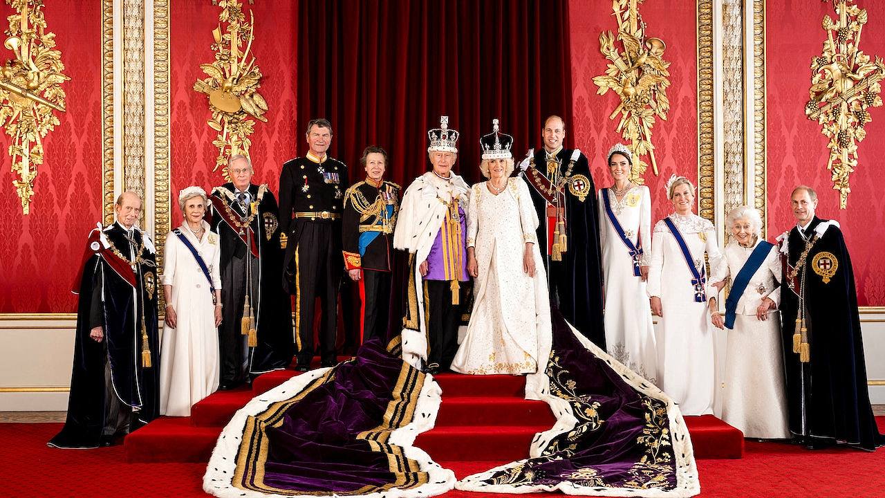 英王查理斯加冕后发布肖像，王室大合照无哈里和安德鲁王子（组图） - 1