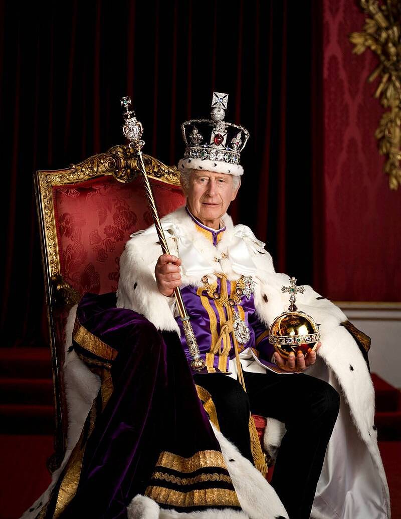 白金汉宫发布官方加冕肖像，王室合影没有哈利（组图） - 1