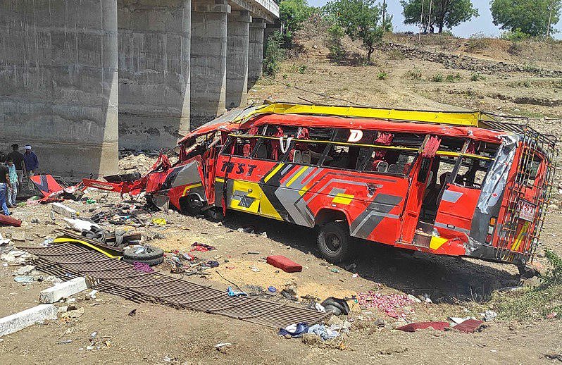 印度巴士冲出栏杆坠桥，造成22死、30余伤，驾驶员逃逸无踪（组图） - 1