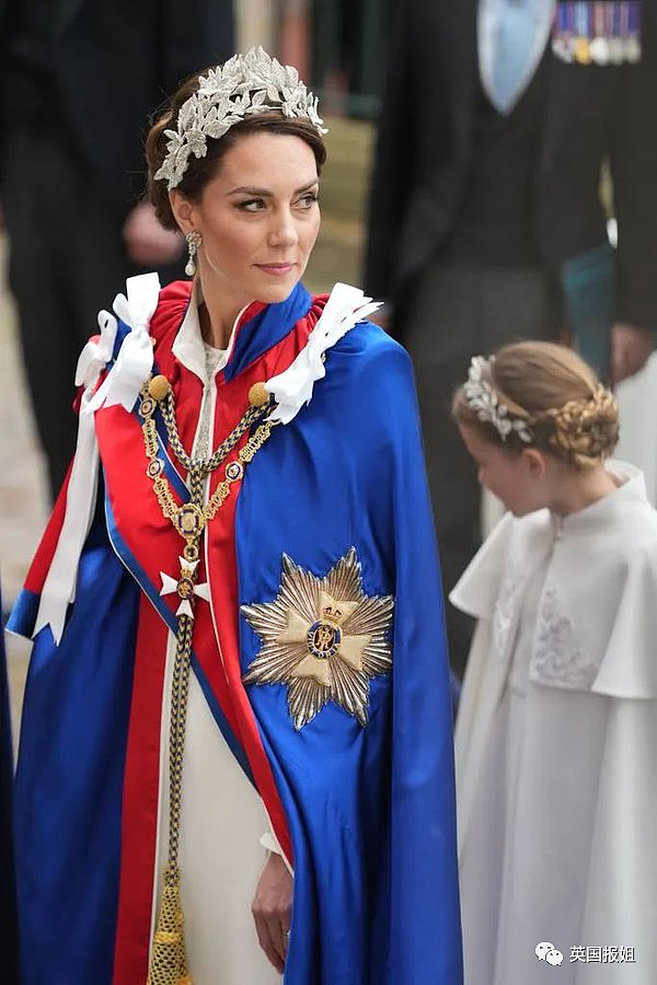 卡米拉不让凯特王妃戴王冠？她戴着戴安娜经典耳坠出席加冕礼，网友直呼神级复仇（组图） - 11