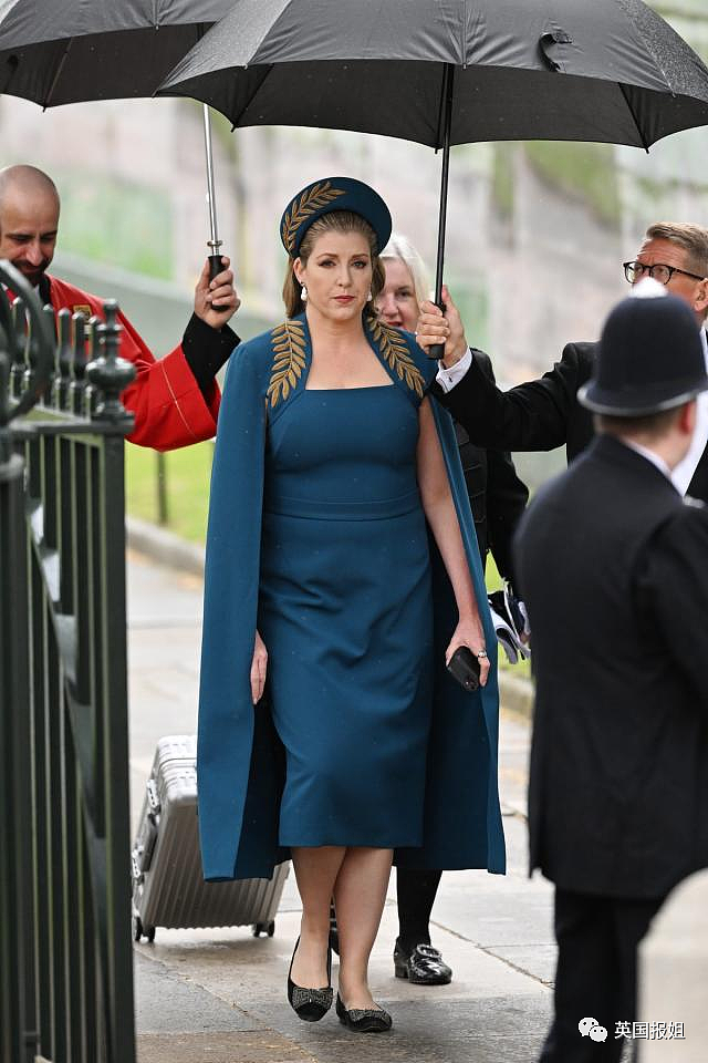 卡米拉不让凯特王妃戴王冠？她戴着戴安娜经典耳坠出席加冕礼，网友直呼神级复仇（组图） - 44