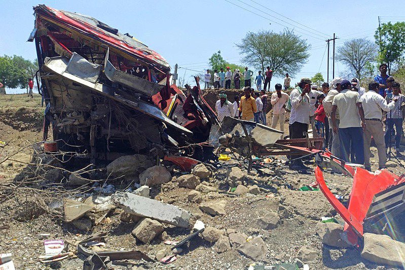 印度巴士冲出栏杆坠桥，造成22死、30余伤，驾驶员逃逸无踪（组图） - 2