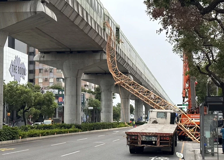 台湾一吊车倒塌砸中捷运，致1死8伤（组图） - 1
