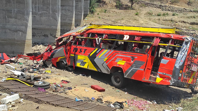司机睡着？ 印度巴士撞破护栏坠桥，至少22死35伤（图） - 1