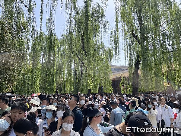 中国掀追大猫熊热潮，万人涌北京动物园，排队1小时看5分钟（组图） - 6