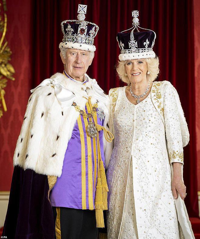 英王加冕官方照细节：安妮公主会被哥哥重用，凯特的裙子引发猜测（组图） - 3