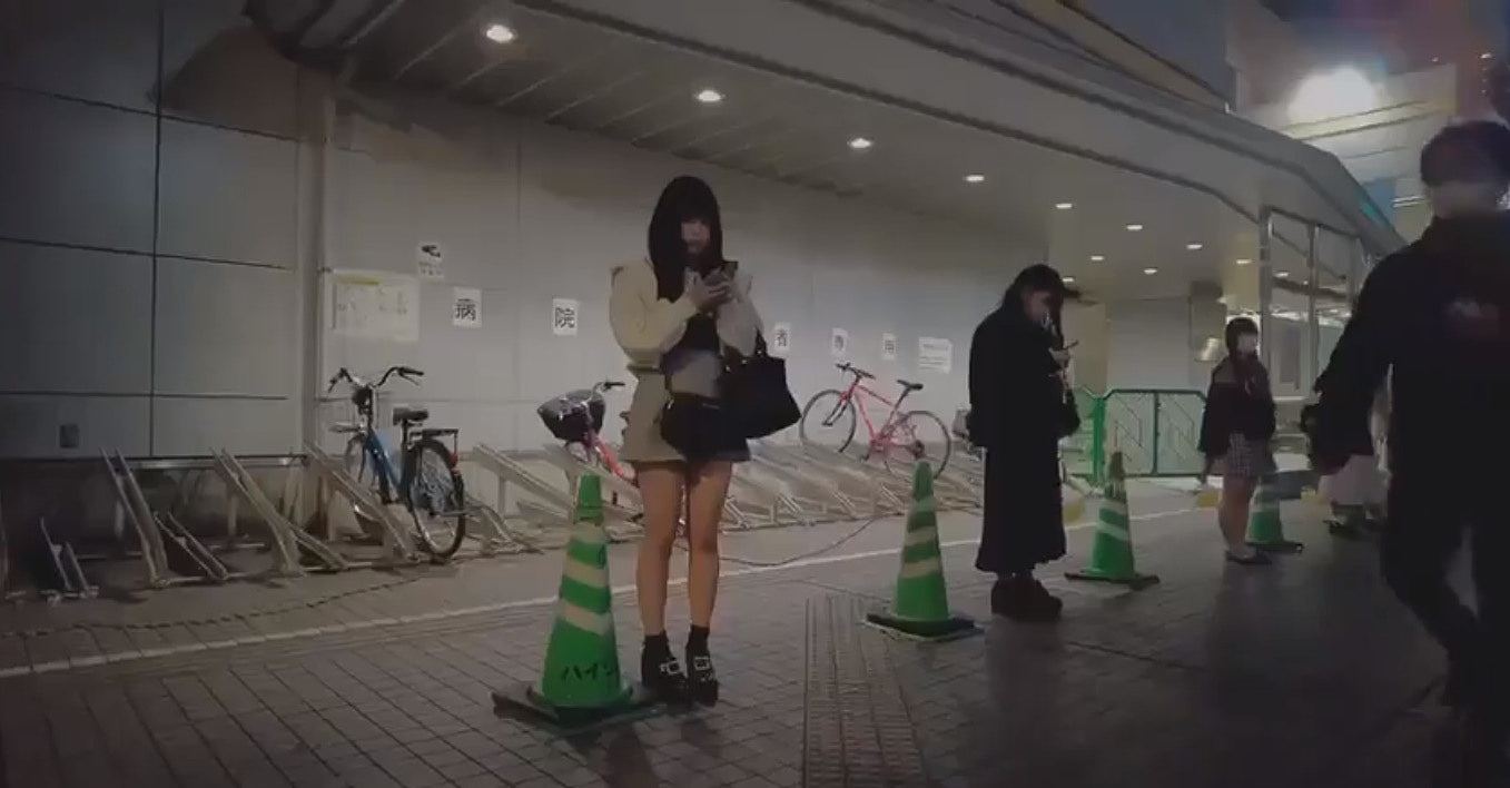 日本街头惊现性感美女“卖身”，一字排开场面震撼！背后原因超心酸（组图） - 4