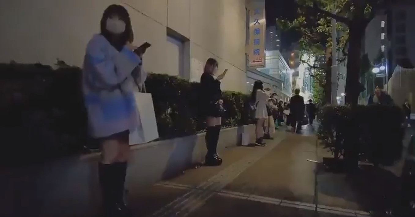 日本街头惊现性感美女“卖身”，一字排开场面震撼！背后原因超心酸（组图） - 3