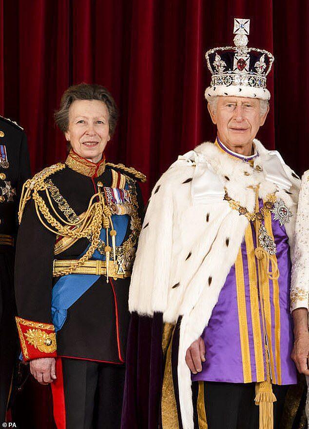 英王加冕官方照细节：安妮公主会被哥哥重用，凯特的裙子引发猜测（组图） - 6