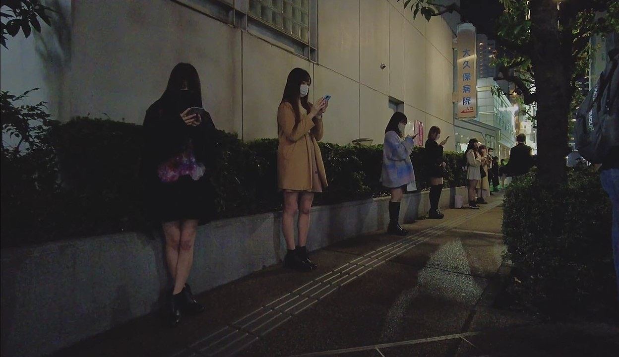 日本街头惊现性感美女“卖身”，一字排开场面震撼！背后原因超心酸（组图） - 1