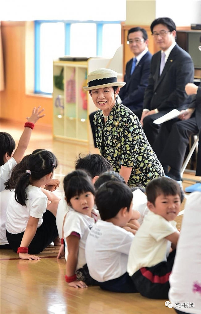 日本最霸气时尚王妃！丧夫后独掌大权，带3个女儿建超酷“母系家族”，王室也被她拿捏？（组图） - 24