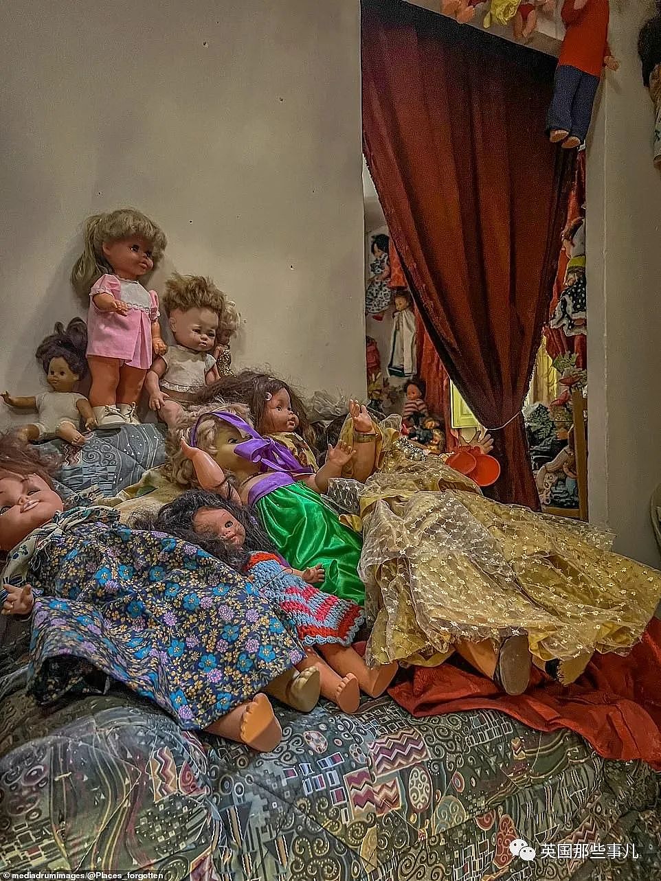 废弃房屋里堆满1000个布娃娃，诡异背后藏着一个悲伤的故事…（组图） - 6
