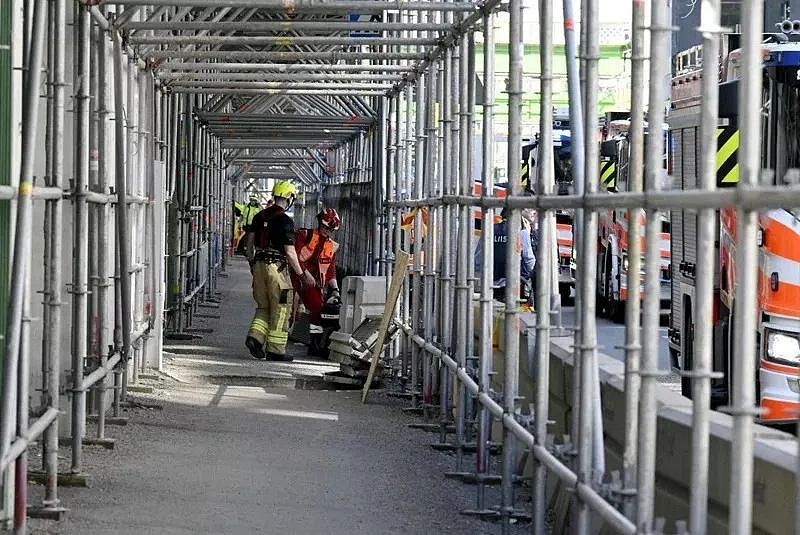 27伤！芬兰人行天桥轰然倒塌，行人5米高空坠地！多数伤者是上学儿童（视频/组图） - 4
