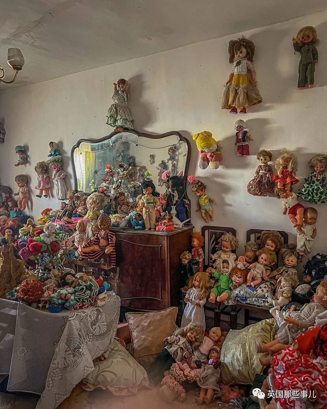 废弃房屋里堆满1000个布娃娃，诡异背后藏着一个悲伤的故事…（组图） - 9