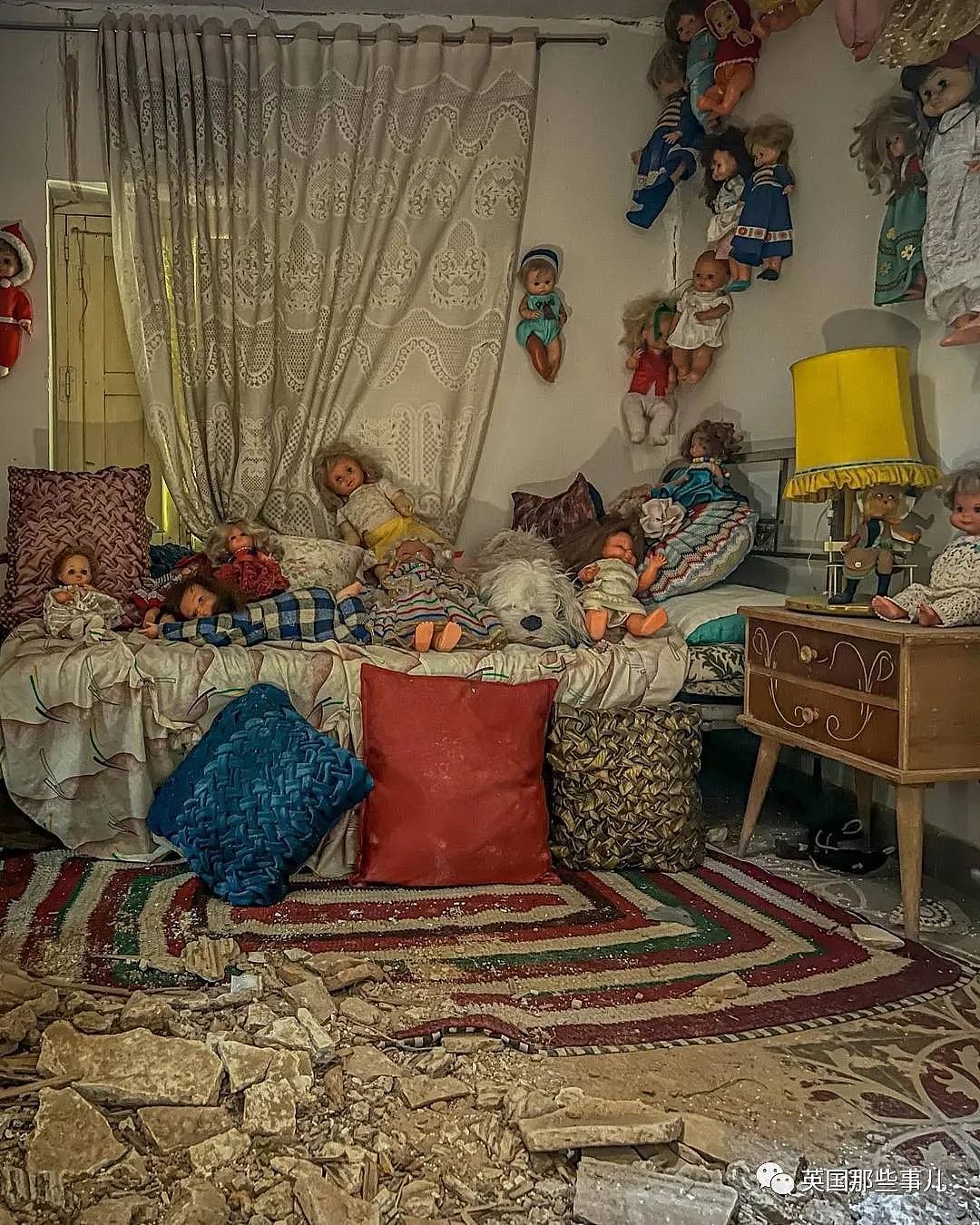 废弃房屋里堆满1000个布娃娃，诡异背后藏着一个悲伤的故事…（组图） - 7