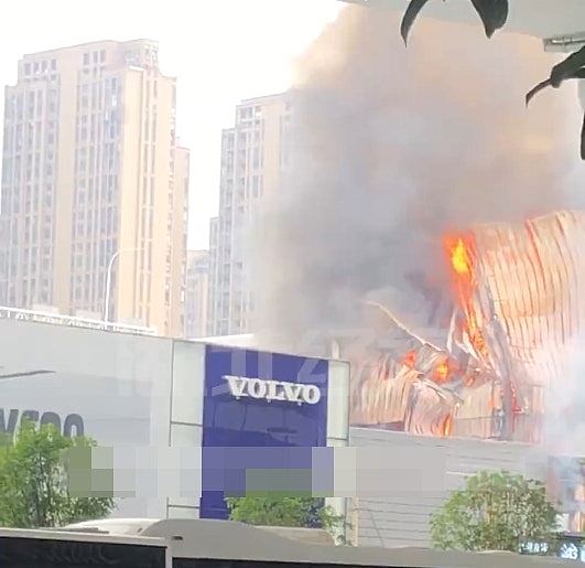 武汉有建筑突发火警，居民6楼跳窗逃生，死伤情况暂不明（组图） - 4
