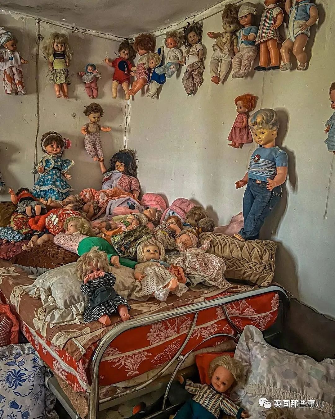 废弃房屋里堆满1000个布娃娃，诡异背后藏着一个悲伤的故事…（组图） - 5