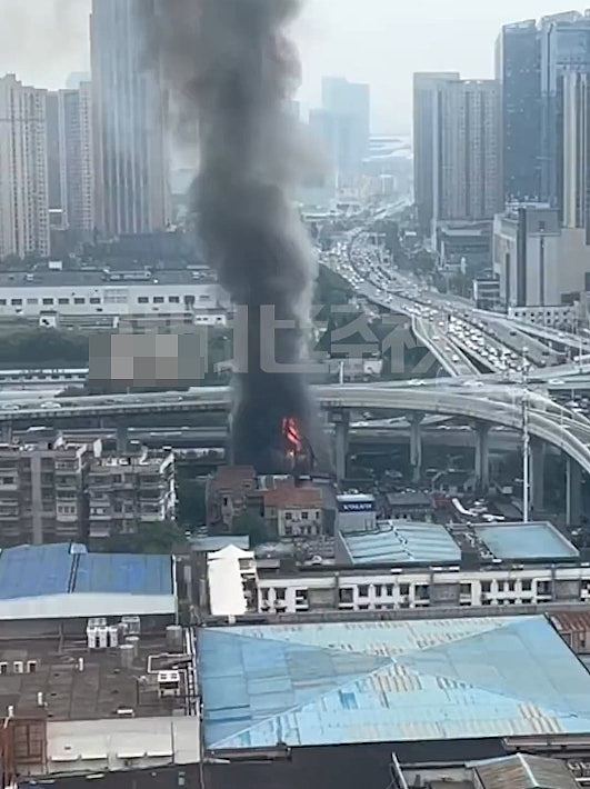 武汉有建筑突发火警，居民6楼跳窗逃生，死伤情况暂不明（组图） - 2