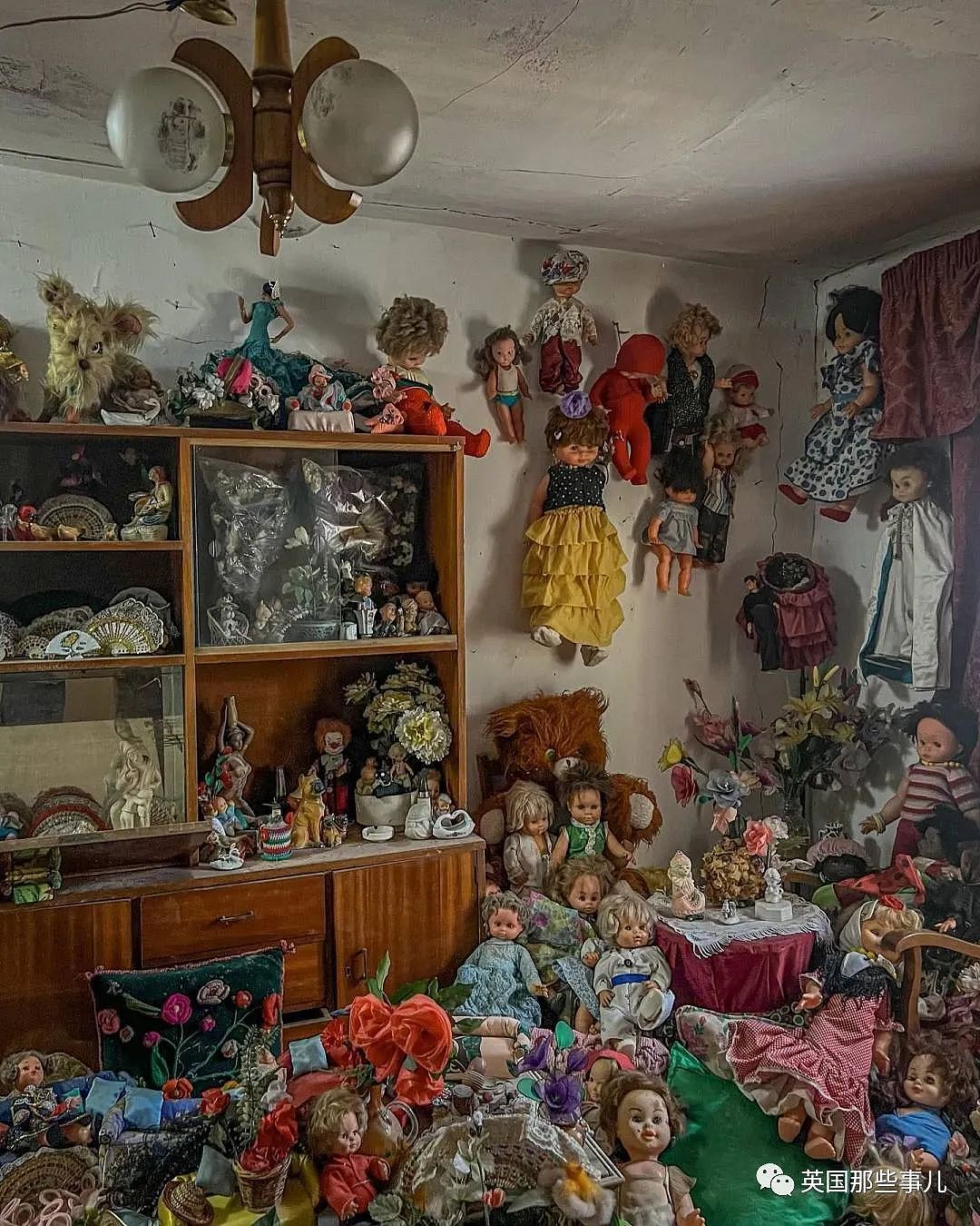 废弃房屋里堆满1000个布娃娃，诡异背后藏着一个悲伤的故事…（组图） - 4