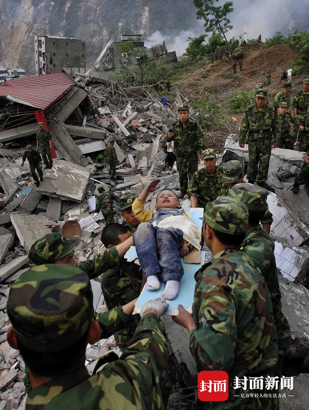 汶川地震中的“敬礼娃娃”：正全力备战高考（组图） - 1