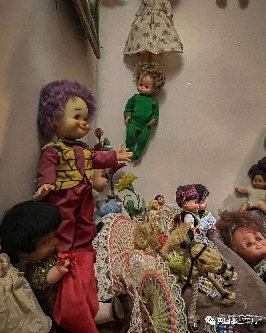 废弃房屋里堆满1000个布娃娃，诡异背后藏着一个悲伤的故事…（组图） - 10
