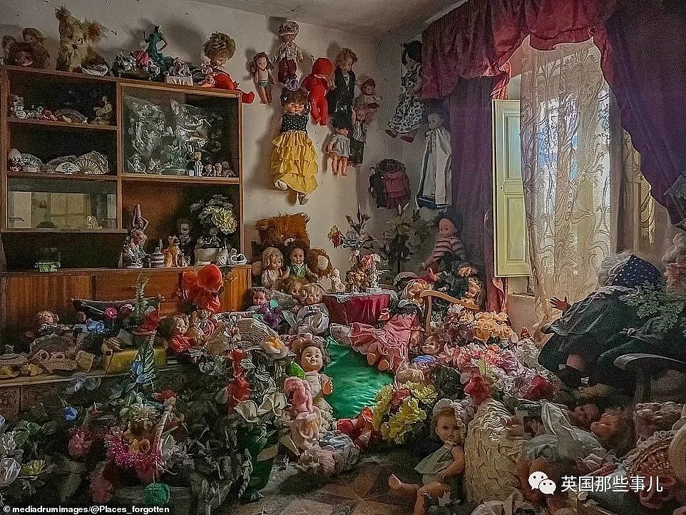 废弃房屋里堆满1000个布娃娃，诡异背后藏着一个悲伤的故事…（组图） - 11