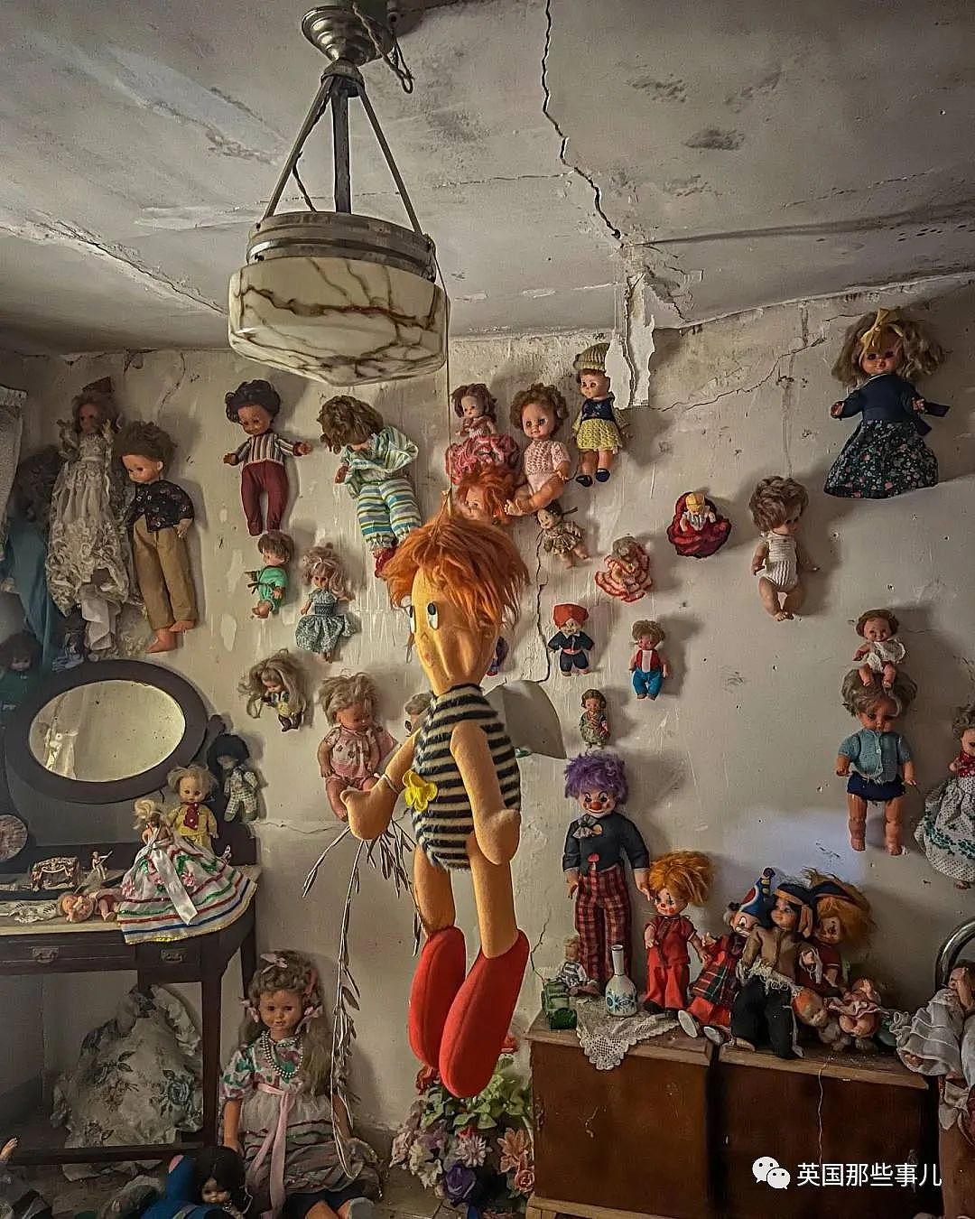 废弃房屋里堆满1000个布娃娃，诡异背后藏着一个悲伤的故事…（组图） - 3
