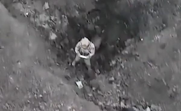 俄士兵颤抖狂比“X手势”求投降，无人机投一包！真的让他活下来（视频/组图） - 3