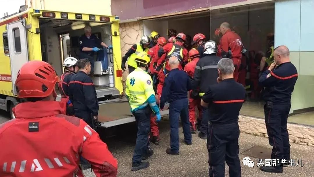 391公斤女士被困家中，法国出动60多人拆墙才把她送上救护车？（组图） - 6