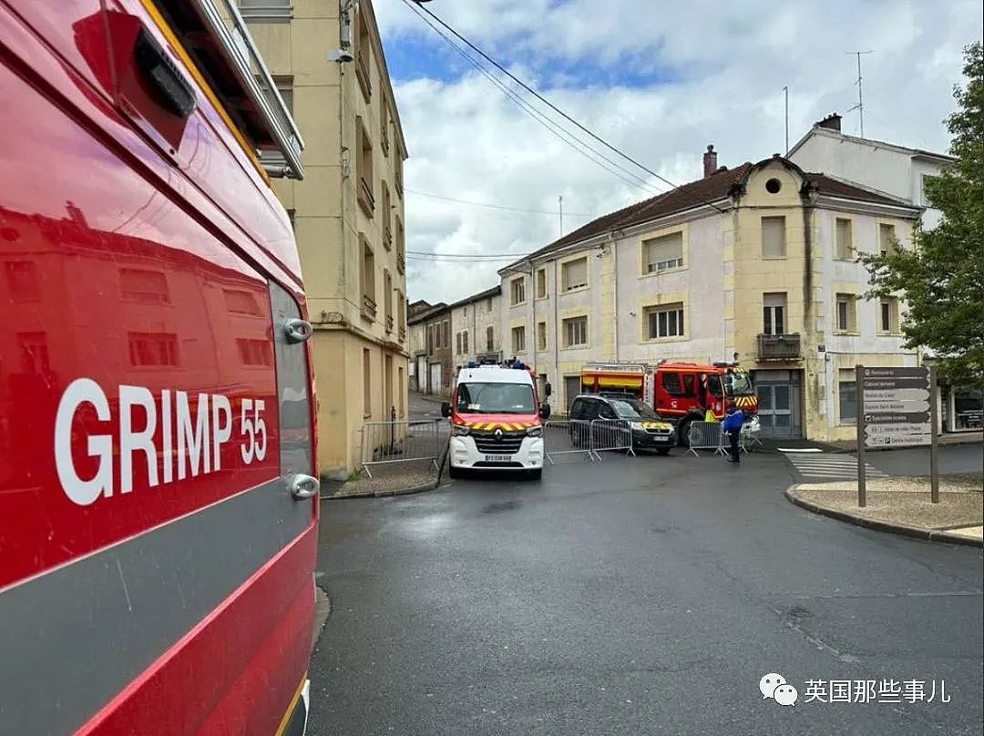 391公斤女士被困家中，法国出动60多人拆墙才把她送上救护车？（组图） - 2