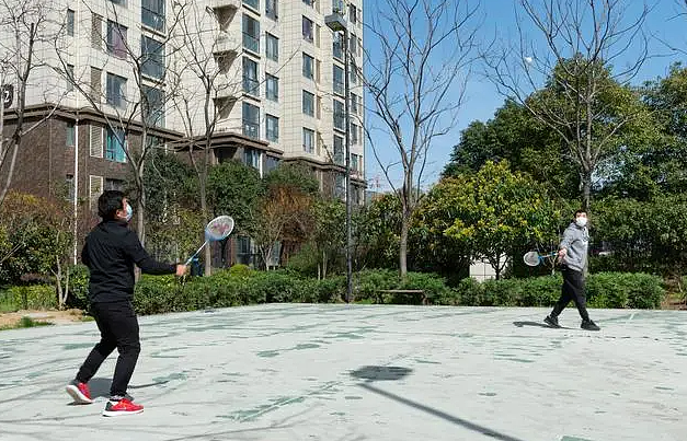 大温华人男子路上随意画线，大街上打羽毛球，  被重罚900刀！（组图） - 6
