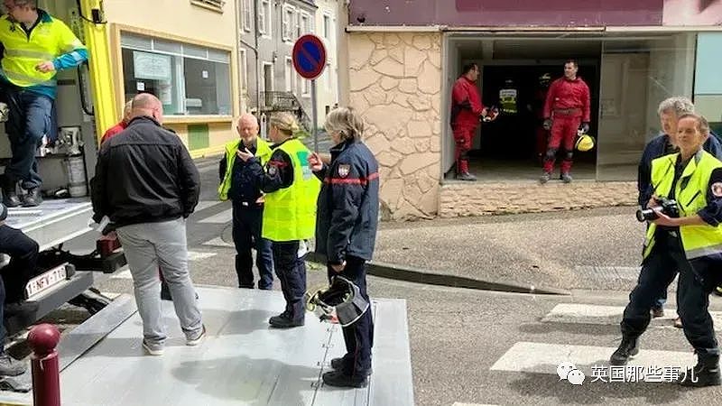 391公斤女士被困家中，法国出动60多人拆墙才把她送上救护车？（组图） - 8