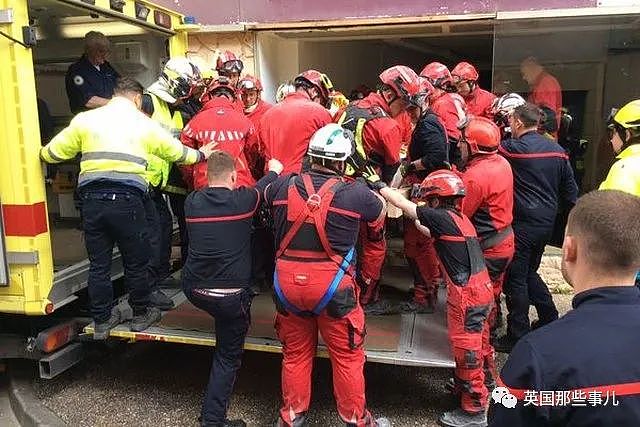 391公斤女士被困家中，法国出动60多人拆墙才把她送上救护车？（组图） - 7